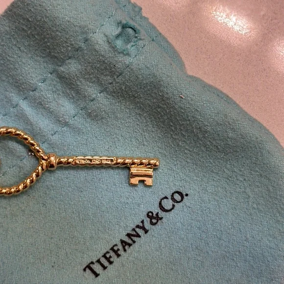 Authentic twisted heart key pendant charm in 18k gold - Picture 2 of 3
